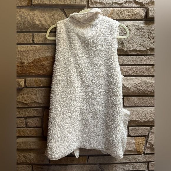 Koolaburra by UGG Frosted Brushed Sherpa Vest Cream small cozy - Picture 6 of 10